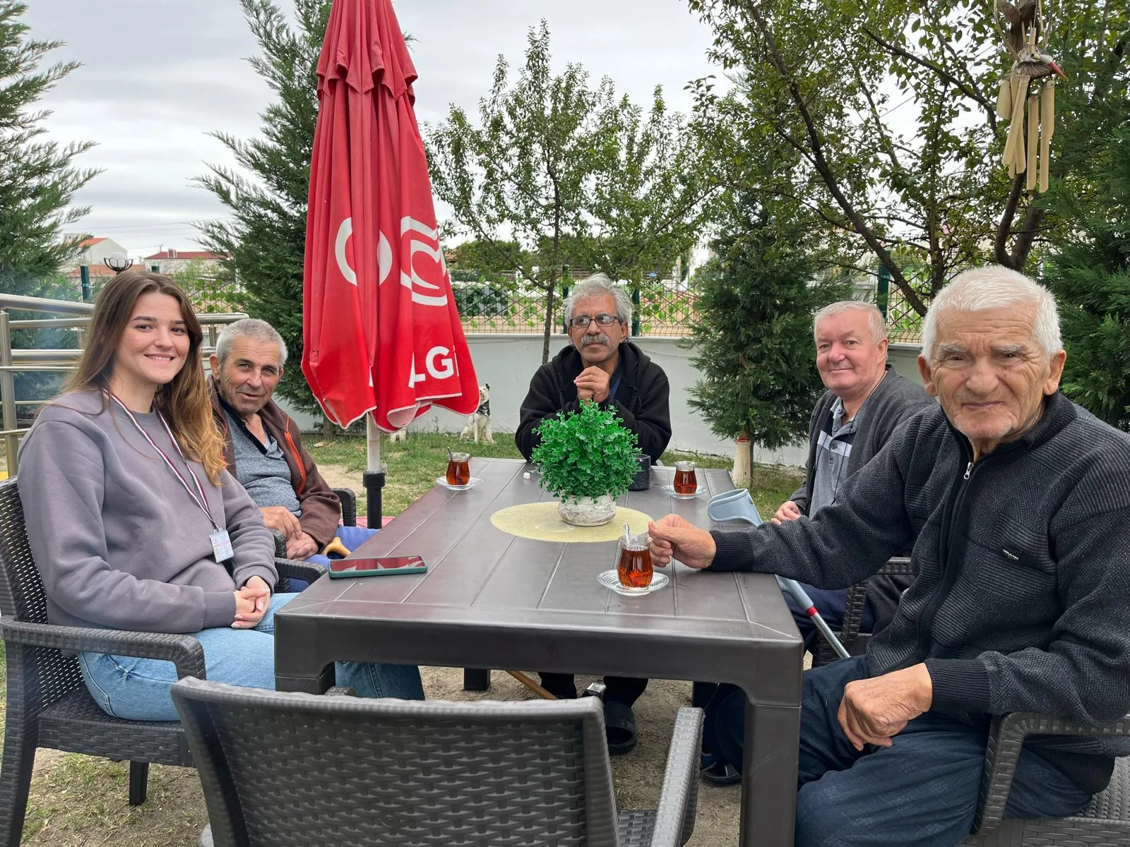 Tekirdağ huzurevinde bahçede sosyal iletişim