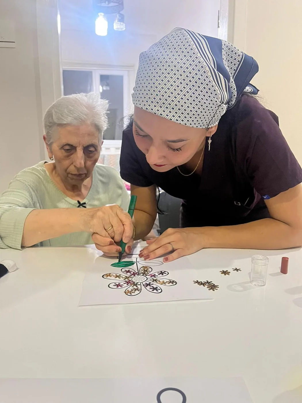 Yaşlı bakım merkezinde bireysel hobi desteği