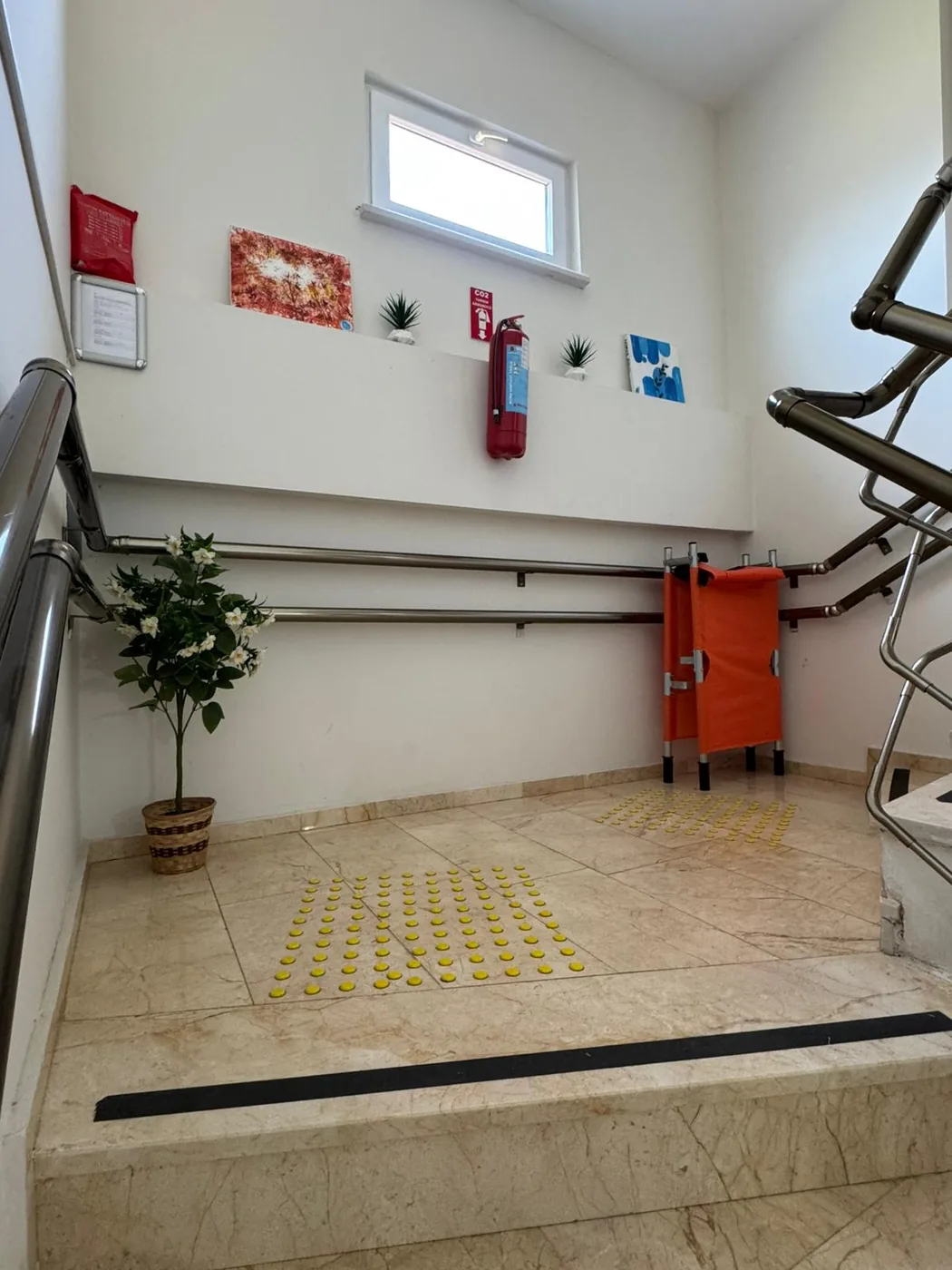 Yaşlı bakım merkezinde tutunma barlı erişilebilir koridor