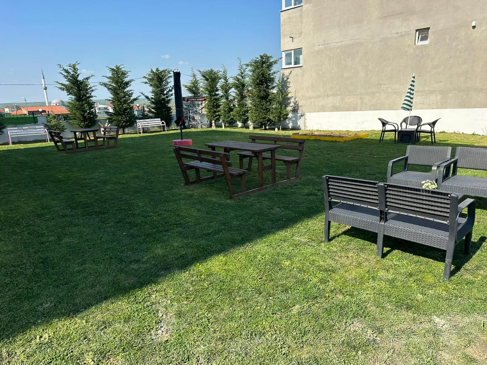 Tekirdağ huzurevi geniş bahçe ve açık yaşam alanı
