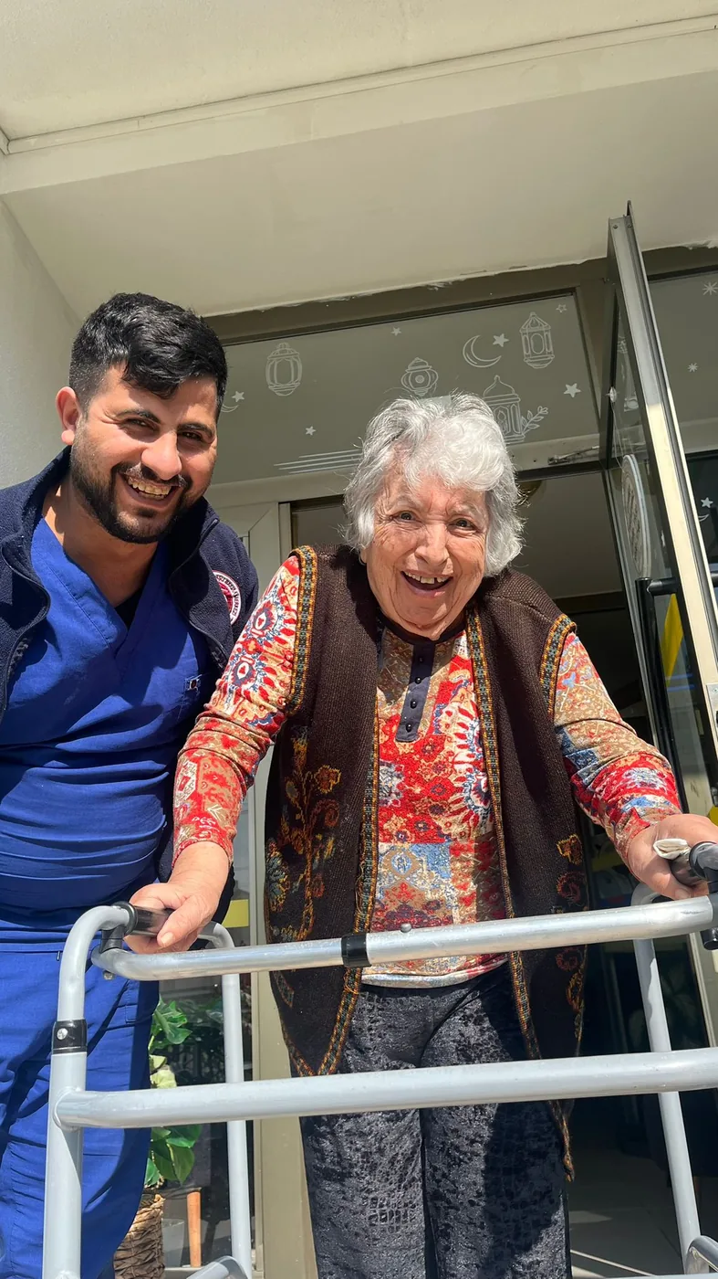 Yaşlı bakım merkezinde güvenli hareket desteği