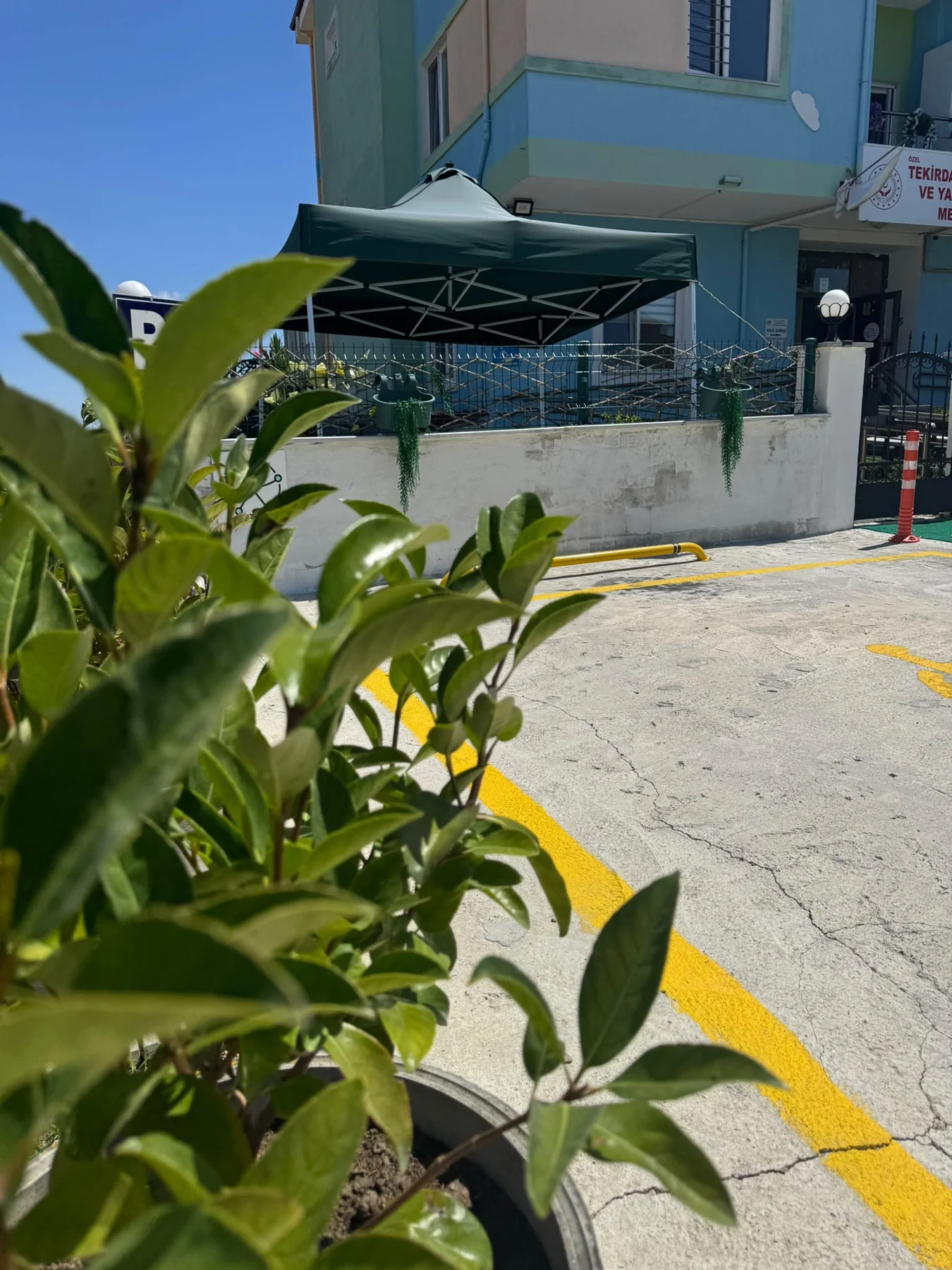 Tekirdağ huzurevi erişilebilir giriş ve ön bahçe düzeni