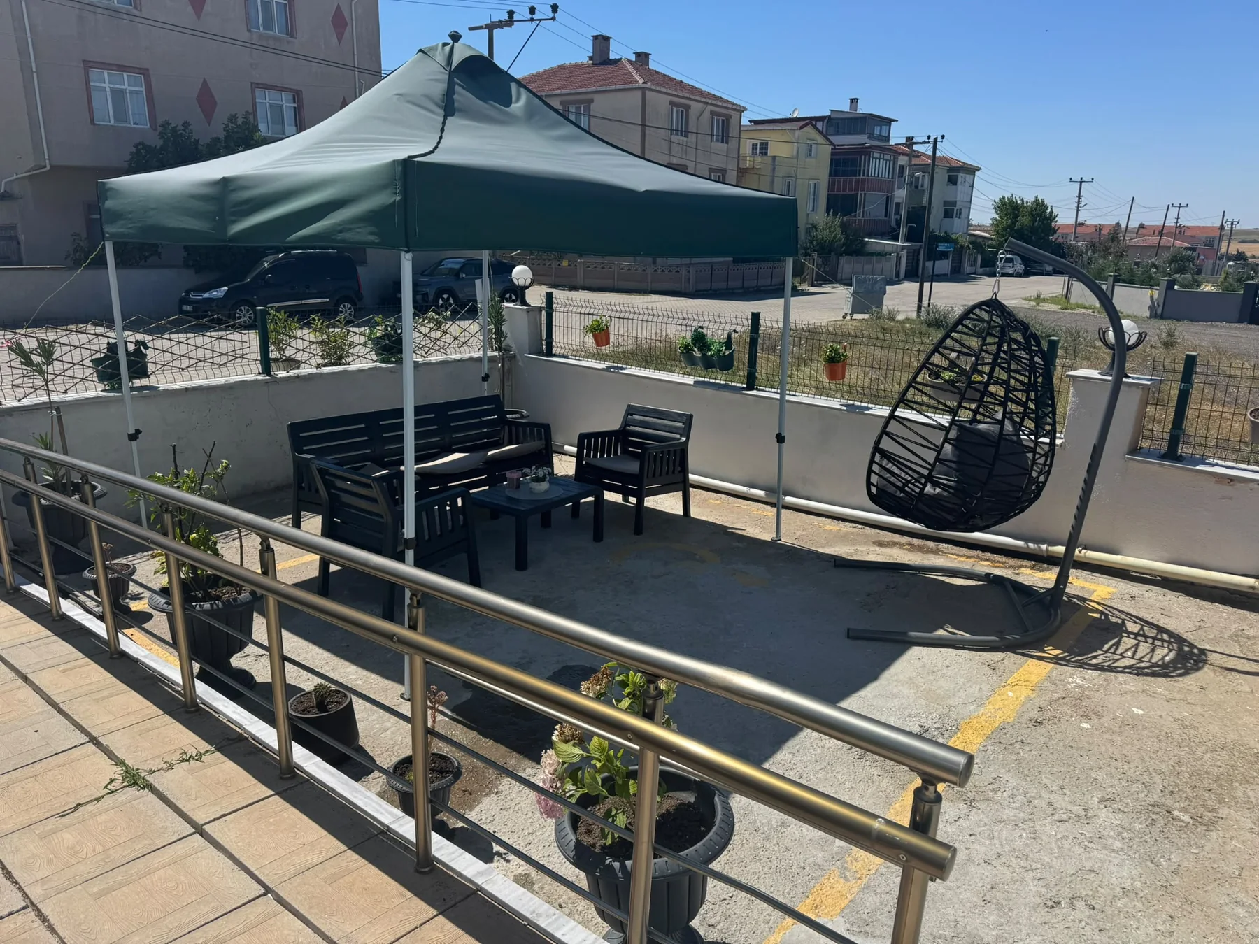 Özel Tekirdağ Huzurevi gölgelikli bahçe oturma alanı